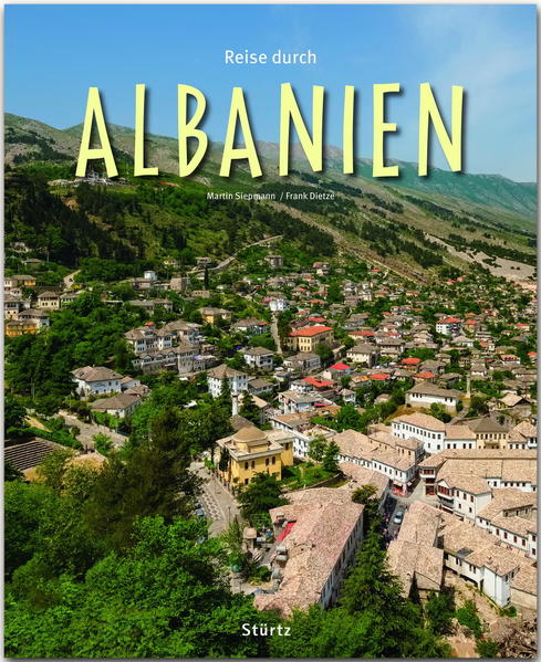 Albanien – das kleine Land im Südosten Europas lockt mit unberührter Natur und abwechslungsreichen Landschaften. Finden sich am Adriatischen und Ionischen Meer idyllische Sand- und Kiesstrände, beherbergen die Bergregionen wie die Nordalbanischen Alpen, die große Myzeqe-Ebene, aber auch Lagunen und Feuchtgebiete eine äußerst artenreiche Flora und Fauna. In 14 Nationalparks und der Meeresschutzzone Karaburun-Sazan stehen unter anderem die typischen Eichenwälder und rund 40 endemische Pflanzenarten unter Schutz. In den Städten und Dörfern erzählen antike Ruinen, osmanische und venezianische Architektur von der wechselvollen Geschichte Albaniens. Alte Traditionen werden in der Volksmusik, in Tänzen und Trachten gepflegt, spannende Entwicklungen der Gegenwart kann man nicht nur in der Hauptstadt Tirana beobachten. Über 190 Bilder zeigen die noch weitgehend unbekannten Regionen dieses faszinierenden Landes, vier Specials berichten über die Religionslandschaft, den Nationalhelden Georg Kastriota, genannt Skanderbeg, die vielen verstreuten Bunker samt ihrer Geschichte und die schmackhaften Spezialitäten der albanischen Küche. REISE DURCH … ist eine Bildband-Reihe professionell fotografiert von renommierten Reisefotografen Bis zu 230 Bilder auf 128 bis 140 Seiten Sensationell günstiger Preis Alle wichtigen Sehenswürdigkeiten Kultur und Traditionen Kenntnisreiche Texte Ausführliche Bildunterschriften Farbige Übersichtskarte Detailliertes Register.