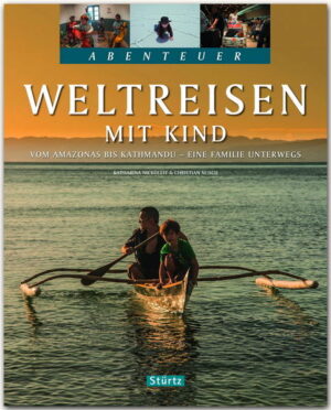 "Nach Indien? Mit einem Baby? Muss das denn sein?" - Die größte Herausforderung beim Reisen mit Kind ist nicht die Reise an sich, sondern das Losfahren. Wer mit einem Kind auf Weltreise gehen will, der muss sich von allen Seiten Bedenken anhören. Es ist viel schwieriger, den Entschluss zu einer solchen Reise zu treffen, als tatsächlich unterwegs zu sein. Wer es wagt, der lernt auch ein schon bekanntes Land noch einmal völlig neu kennen, denn plötzlich ist man weniger ein Tourist, sondern in der Hauptsache einfach Mutter oder Vater. Und genau so wird man vor Ort auch wahrgenommen. Das Buch beschreibt das Weltreisen mit Kind aus Elternsicht. Es zeigt anhand eigener Erfahrungen, wie Herausforderungen gemeistert werden können, gibt Tipps zur richtigen Planung und räumt mit Ängsten auf. Vor allem aber gibt es einen Einblick, wie unglaublich bereichernd und fantastisch schön eine Weltreise mit Kind sein kann. Und ganz nebenbei erzählt es auch viel darüber, wie Kinder in anderen Teilen der Welt groß werden. So findet man zum Beispiel nicht überall einfach einen Spielplatz. Spielplatzdichte und Zustand der Spielgeräte verraten auch viel über den Entwicklungszustand eines Landes. Hat man jedoch einen guten Spielplatz entdeckt, dann ist man augenblicklich im Zentrum des lokalen Familienlebens angekommen und kann viel über die jeweiligen Landessitten lernen. Der Bildband „Weltreise mit Kind“ nimmt den Leser und Betrachter mit in das Abenteuer, zeigt Reaktionen auf kleine Kinder im Ausland, weist auf Risiken hin, hält Begegnungen mit Tieren und Menschen fest, den Umgang mit Extremen. Außerdem geben die Autoren nützliche Informationen zu Gesundheit und Ausrüstung, zu Reiseplanung und weiterführender Literatur. Aus dem Inhalt - Mut zum Abenteuer – vom Umgang mit Risiken unterwegs - Halb so schlimm – lange Flugreisen mit Säugling und Kleinkind - Besichtigungen – weniger ist mehr - Entschleunigung – unterwegs mit dem Hausboot - Auf Tuchfühlung – hautnahe Begegnungen mit Mensch und Tier - Die Welt als Klassenzimmer ABENTEUER... ist eine Reise-Bildband-Reihe, professionell fotografiert von renommierten Reisefotografen Bis zu 300 Bilder auf 128 großformatigen Seiten Alle wichtigen Sehenswürdigkeiten, grandiose Natur- und Tieraufnahmen Spannende Erlebnisse zu Land und Leuten hautnah erzählt Ausführliche Bildunterschriften Farbige Übersichtskarte Detailliertes Register.