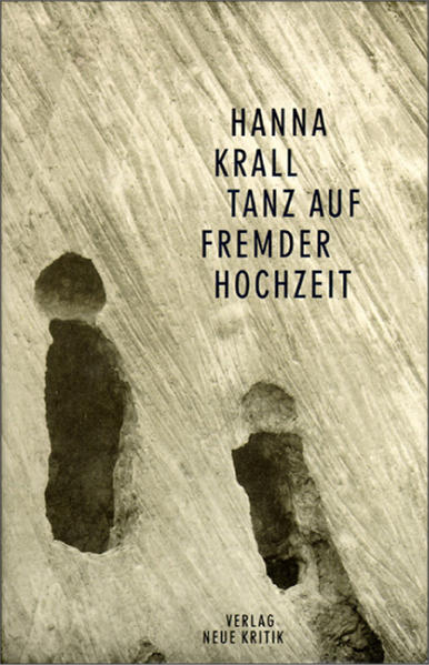 »Kinder, ihr tanzt auf einer fremden Hochzeit«, entfährt es einer jüdischen Mutter in der Titelgeschichte mit einem tiefen Seufzer angesichts der kommunistischen Aktivitäten ihrer Tochter. Den Erzählungen von Hanna Krall liegt stets ein authentischer Kern zugrunde, und die Recherchen nach dem Schicksal polnischer Juden haben sie in viele Länder geführt. Immer betrachtet Hanna Krall die Welt durch ein Einzelschicksal, das für sie den Schlüssel zum Kosmos darstellt: jemandes Liebe, Tod und Verstrickung, ein nächster Henker und ein neues Opfer. Aufgrund historischer Ereignisse verlief das Leben der Protagonisten ihrer neuen Geschichten anders als geplant. Inwieweit darin eine Ordnung zu sehen ist, eine blutige und erbarmungslose oder gar eine biblische, bleibt Hanna Kralls literarisches Geheimnis. Zu den Erzählungen: Sechs Wehrmachtsoffiziere (unter ihnen Axel von dem Bussche und Richard von Weizsäcker) schießen 1943 vor Leningrad auf ein Hitlerporträt