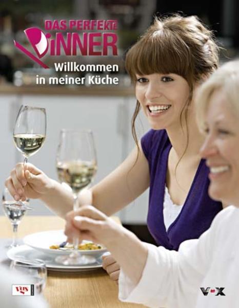 Willkommen in meiner Küche! Das Kochbuch zum preisgekrönten VOX-Erfolgsformat DAS PERFEKTE DINNER präsentiert raffinierte Menüs für einen gelungenen Abend Das PERFEKTE DINNER ist ein Zuschauerliebling - nicht zuletzt der Deutsche Fernsehpreis, den die Sendung am 29.09.07 gewann, belegt den Erfolg des beliebten Fernsehformats. Immer montags bis freitags um 19 Uhr können Millionen Zuschauer beim PERFEKTEN DINNER miterleben, wie viel Spaß Kochen und Bewirten machen kann. In mancher Folge kann man aber auch erkennen, dass selbst geübte Köche bei der Zubereitung ihrer Menüfolge auch mal ins Schleudern kommen können und ihre Gäste am Ende eher gestresst als entspannt empfangen müssen. Hier hätten ein paar zusätzliche Tricks und Kniffe für die Organisation die Zubereitung sicher erleichtert. Am 08. Oktober 2007 erscheint bei vgs ein neues Kochbuch zur Sendung. Es präsentiert köstliche Rezepte und liefert genau die zusätzlichen Tipps für Planung und Umsetzung, die sicherstellen, dass die Zubereitung entspannt gelingt und Spaß macht. In fünf verschiedenen Kapiteln mit jeweils vier Menüs, werden Rezepte aus der Sendung vorgestellt. Der Clou daran ist, dass diese Rezepte unter den Rubriken "Schnelle Genüsse", "Gourmet Menüs", "Klassiker", "Vegetarische Schlemmereien" und "Köstliches aus aller Welt" ganz neu kombiniert wurden. Im Kapitel "Schnelle Genüsse" trifft z.B. "Gebratener grüner Spargel" als Vorspeise auf "Kaninchenrücken-Filet mit Salbei an Linsen und Trüffelpüree" zum Hauptgang - die "Limetten-Maracuja-Tarte" zum Dessert ist ein ungewöhnlicher aber rundum stimmiger Abschluss, der die Gäste begeistern wird. Daneben finden sich praxiserprobte Tipps zum Timing und zur Kochtechnik. Außerdem gibt es nützliche Informationen zum Einkauf und Ratschläge zur Auswahl des richtigen Weins. Mit "Willkommen in meiner Küche" ist man für jeden Dinnerabend garantiert perfekt gewappnet!