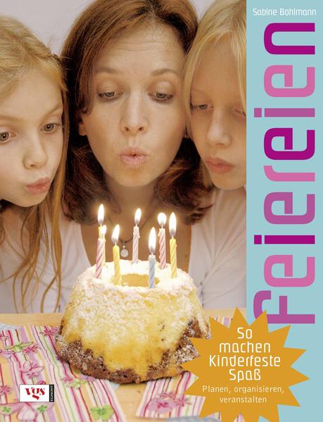 Feiereien - So machen Kinderfeste Spaß! Mit Sabine Bohlmanns Ratgeber wird jedes Fest zu einem Erlebnis Kinder lieben Feste! Das wissen vor allem ihre Eltern. Aber spätestens wenn der Geburtstag des Nachwuchses naht, bemerken viele Erziehungsberechtigte, dass ihnen für eine tolle Kinderparty die rechten Ideen fehlen: Was mache ich eigentlich mit meinem Kind und seinen lebhaften Gästen? Wie teuer wird so ein Fest? Artet so ein Nachmittag nicht in Chaos aus? Mit ihrem neuen Ratgeber "Feiereien" möchte die Schauspielerin und zweifache Mutter Sabine Bohlmann unsicheren Eltern Mut machen, angesichts solcher Fragen nicht zu kapitulieren. Ein Kinderfest, so die Ansicht der Autorin, sollte keine Veranstaltung "aus der Konserve" sein, sondern ein besonderes Ereignis, das Kinder zu Kreativität und einem positiven Miteinander anregt. Der zusätzliche Aufwand, den so ein selbst organisiertes Fest bedeutet, wird durch die Begeisterung der Kinder um ein vielfaches wieder aufgewogen. Das hat die Autorin selbst schon oft erlebt. Damit Kinderfeste gelingen, liefert "Feiereien" zahlreiche Spiel- und Organisationsanregungen, die leicht umzusetzen sind und aufgrund liebevoller Details begeistern. Sabine Bohlmann stellt 12 originelle Mottofeste vor: Vom Gartenzwergfest, über die Monsterparty bis hin zur Piratenfeier - für jeden Geschmack und jede Altergruppe ist etwas dabei! Anhand der zahlreichen Fotos kann der Leser sehen, wie die Mottofeste im Hause Bohlmann durchgeführt wurden und für Begeisterung gesorgt haben - dazu gibt es kreative Deko-, Bastel- und Rezeptvorschläge. Mit einem solchen Feuerwerk an Ideen wird garantiert jedes Kinderfest ein voller Erfolg!