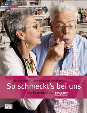 Es macht Vergnügen zuzuschauen, wenn „Martina und Moritz“ vor der Kamera ihre fantasievollen Gerichte zubereiten. „So schmeckt´s bei uns“ stellt die Kreationen aus der TV-Sendung „Servicezeit: Essen & Trinken“ ausführlich vor. Von Kartoffeln und Lachs über Obst und Gemüse der Saison bis hin zu kompletten Menüs für Festtage präsentiert dieses Buch wie bereits seine Vorgänger wieder eine vielfältige Auswahl an raffinierten Speisen. Im Mittelpunkt steht immer das natürliche Lebensmittel mit seinen variantenreichen Zubereitungsmöglichkeiten. Kreativer Umgang mit der Zutat, langjährige Erfahrung sowie Experimentierfreude und Leidenschaft finden sich in allen Rezepten der beiden Köche vereint.