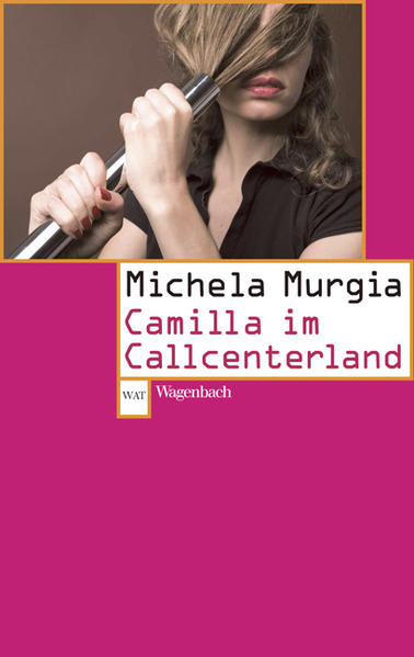 Ehe Michela Murgia zur gefeierten Romanautorin (Accabadora: 40.000 verkaufte Exemplare) wurde, verschlug es sie unter anderem in ein Callcenter, wo sie am Telefon überrumpelten Hausfrauen Kirby-Staubsauger verkaufen sollte. Dass Callcenter zu den prekärsten Arbeitsplätzen gehören, ist bekannt - Murgia beschreibt ihren sadistischen Alltag aber aus eigener Erfahrung: die stereotypen Telefonsätze, die halbseidenen Werbestrategien, die Hierarchien innerhalb der Firma und die billigen Motivationstechniken, mit denen zuerst die jungen Telefonistinnen und dann die möglichen Kundinnen der Firma auf den Leim gehen sollen. Alles höchst amüsant - freilich fügt Murgia in einem Nachwort hinzu, dass sie selbst kein bisschen darüber lachen kann. Ihr Buch sei aus der Wut über diese unwürdigen Arbeitsverhältnisse entstanden, und als Zeugnis dieser Wut möchte sie es verstanden wissen: eigentlich kein Roman, sondern ein Exorzismus.