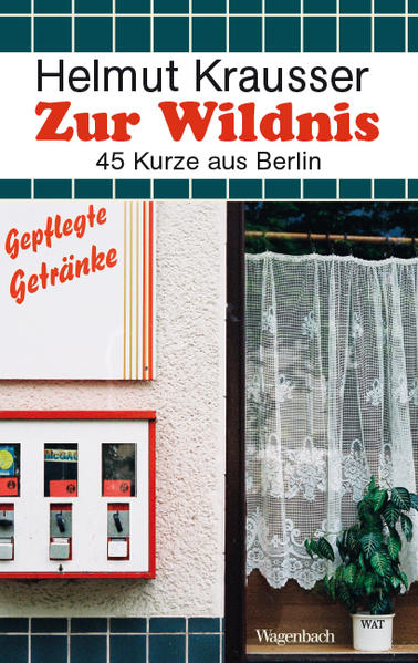 In der Neuköllner Eckkneipe »Zur Wildnis«, wo Helmut Krausser ein-, zweimal die Woche mit Freunden Backgammon spielt, finden Begegnungen, Gespräche und Diskussionen zwischen Menschen statt, die unterschiedlicher kaum sein könnten. Das liegt an den sehr sozialen Bierpreisen und einer wohnzimmerhaften Atmosphäre. Zeit lässt sich hier gemütlich verdümpeln, und bei Manni, dem Wirt, kann man als Stammgast anschreiben lassen, ohne eine missbilligende Grimasse zu riskieren. Wegen des Status als Raucherkneipe gibt es in der »Wildnis« nichts mehr zu essen. Das Ordnungsamt erlaubt den Gästen aber, Essen von zuhause mitzubringen und es sich vom Wirt aufwärmen zu lassen. Manni hat folglich eine Mikrowelle angeschafft, und ein bisschen »Mitgebrachtes« hat er immer im Kühlschrank. Buletten, Bockwurst, Kartoffelsalat, solche Sachen. Touristen verirren sich eher selten hierher, aber falls doch, werden sie so nachlässig bedient, dass sie gleich wieder gehen. Krausser hat seine Erlebnisse in der »Wildnis« in Kolumnen gefasst, die von 2015 bis 2018 im Berliner Stadtmagazin »Zitty« erschienen sind: pointierte, komische, lebenspralle Beobachtungen aus der Großstadt - mit dem rotzigen Charme der Berliner Servicekultur.