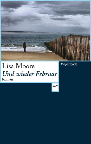 Als am Valentinstag 1982 ein gewaltiger Sturm die Bohrinsel »Ocean Ranger« umtost, vertäuen sich die 87 Männer der Besatzung mit Rettungsseilen selbst. Die Seile erstarren im Frost, die Männer versinken in den Fluten mitsamt der Bohrinsel. Ihre Familien erfahren davon aus den Medien. Die Ölgesellschaft ist überfordert, die Entschädigungen werden erst drei Jahre später gezahlt. Die hochschwangere Witwe Helen kann so lange nicht warten, sie muss ihre Familie durchbringen, in Bars arbeiten, Kleider nähen, ihre Kinder erziehen, Autofahren lernen, ihr Haus renovieren, Yoga ausprobieren, kurz: Sie muss leben. Das gelingt ihr dreißig Jahre lang passabel und dann plötzlich erstaunlich gut. Wie sich eine Frau zurückkämpft aus dem Exil der Trauer, das beschreibt Lisa Moore in vielen Alltagsepisoden nüchtern und unsentimental. Sie hebt die damit verbundenen körperlichen Reaktionen und Gefühle an die Oberfläche, in all ihrer Banalität und ihrer Tiefe, und sie erzählt eine große Liebesgeschichte mit abwesender männlicher Hauptrolle.