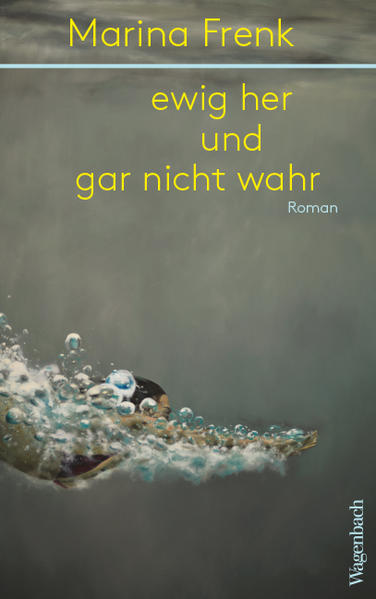 Die junge Künstlerin Kira lebt mit Marc und dem gemeinsamen Sohn Karl in Berlin. Sie gibt Malkurse für Kinder, hat lange nicht ausgestellt, lange nichts gemalt - und zweifelt. Ihre Beziehung zu Marc ist sprach- und berührungslos. Ihre leicht verrückte Freundin Nele fragt manches, versteht viel und lacht gern, während Kira glaubt, in die Zukunft zu sehen und die Vergangenheit zu erfinden. In den neunziger Jahren ist sie mit ihren Eltern aus Moldawien nach Deutschland gezogen, irgendwo angekommen ist aber keiner in ihrer russisch-jüdischen Familie. Kira betrachtet nicht nur das eigene Leben, mitunter zynisch und distanziert, sondern auch das ihrer Vorfahren, die sie teilweise nur von Fotos kennt. Sie reist nach New York, Israel und Moldawien, versucht, die Geschichten zu begreifen und in ihren großformatigen Bildern zu verarbeiten. Marina Frenk findet eine frische, bilderreiche und sehr körperliche Sprache. Ihr eindrückliches, raffiniert gebautes Debüt ist ein Buch über Familie und Herkunft, über Eltern- und Kindschaft. Es ist ein heutiger Künstlerinnenroman und vor allem auch der Roman einer Liebe.