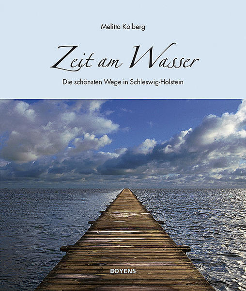 Wasser hat schon immer eine besondere Faszination auf die Menschen ausgeübt. Häufig ist es Ziel herrlicher Spaziergänge, bietet das meerumschlungene Schleswig-Holstein mit seinen Küsten doch wunderbare Ausflugsmöglichkeiten am Wasser entlang. Aber auch die zahlreichen Seen, Flüsse, Auen, Bäche und Kanäle im Lande ziehen die Menschen in ihren Bann. Folgen Sie den stimmungsvollen Fotos von Melitta Kolberg und entdecken Sie die schönsten Plätze am Wasser! Anhand von ca. 100 Fotos zeigt die Fotografin, wo sich die reizvollsten Blicke auf das Wasser bieten, sei es an Nord- oder Ostseeküste oder an Binnengewässern. Beim Betrachten entstehen Ideen für Wanderungen, Rad- oder Bootstouren, so dass der regional gegliederte Fotoband durchaus auch für Ausflugstipps genutzt werden kann. Vor allem aber fangen die Fotos zu jeder Jahreszeit exzellent die unterschiedlichsten Eindrücke und Impressionen am Wasser ein.