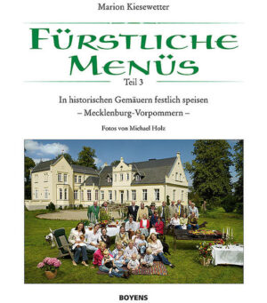 Nach dem großen Erfolg der „Fürstlichen Menüs - Schleswig-Holstein“ und der „Fürstlichen Menüs - Niedersachsen“ erscheint nun der dritte Band mit der Region Mecklenburg-Vorpommern. Neun Familien gewähren in diesem schön gestalteten Foto-Text-Band bislang geheime Einblicke in ihre stilvoll restaurierten Häuser und Küchen. Alte Rezepte und neue, moderne Kreationen sowie interessante Aspekte der Familiengeschichte runden das Bild ab. Bei den alten Familien handelt es sich in erster Linie um Rückkehrer, die ehemalige Güter wiedererworben haben. Mit viel Fleiß und Durchsetzungsvermögen erarbeiteten sie das, was heute in neuem Glanz erstrahlt. Einige der Herrenhäuser sind heute Restaurants bzw. Hotels und können von Gourmets, Musikliebhabern, Sportbegeisterten und Wellness-Enthusiasten gebucht werden. Die Kulisse dieses außergewöhnlichen Kochbuches bildet die wunderschöne, abwechslungsreiche Landschaft Mecklenburg-Vorpommerns. Mit seiner einfühlsamen Art zu fotografieren fängt der renommierte Fotokünstler Michael Holz die neue Lebensform auf alten Gütern sowie deren direkte Umgebung ein. Folgende Familien bitten zu Tisch: Helmuth und Alla Freiherr und Freifrau von Maltzahn Schloss Ulrichshusen/Ulrichshusen Dr. Heinrich und Lucy Graf und Gräfin von Bassewitz Gut Dalwitz/Dalwitz Burghard und Friederike Rüpcke von Veltheim Jagdschloss Quitzin/Quitzin Bogislav und Margarethe von Platen Gut Reischvitz/Reischvitz/Insel Rügen Axel und Kinga Diembeck Gutshaus Kubbelkow/Klein Kubbelkow/Insel Rügen Kay-Just und Hella von Wedemeyer Herrenhaus Langhagen/Langhagen Ekkehard und Annette Graf und Gräfin von Hahn Alter Schafstall/Zettemin/Basedow Dr. med. Justus und Stefanie von Laer Tieplitz Prof. Dr. Rolf Rüdiger Olbrisch und Katharina Olbrisch Gut Langensee/Langensee