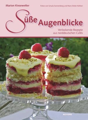 Süße Augenblicke sind wie ein Kurzurlaub für die Seele. Die Autorin hat auf ihren Entdeckungstouren durch Schleswig-Holstein erneut zahlreiche behagliche Cafés entdeckt, die ihre Lieblingsrezepte zum Nachbacken verraten haben. Sie erzählt Geschichten rund um die Cafés und Unterhaltsames über die Gastgeber. Egal, ob Sie selber den Backofen glühen lassen oder sich lieber vor Ort in den gemütlichen Cafés verwöhnen lassen: Die unwiderstehlichen Fotos von Ursula Sonnenberg und Hans Dieter Kellner verlocken zu süßen Augenblicken! Das neue Backbuch von Marion Kiesewetter verführt wie die beliebten Vorgänger „Eine Sünde wert“, „Kann denn Süßes Sünde sein?“ und „Nur Süßes im Sinn“ dazu, die köstlichsten Rezepte für Torten, Kuchen und Kleingebäck auszuprobieren. Entscheiden Sie selbst, ob Sie dieses Buch als Rezeptsammlung oder aber als Ausflugsführer für gemütliche Stunden bei Kaffee und Kuchen nutzen wollen.