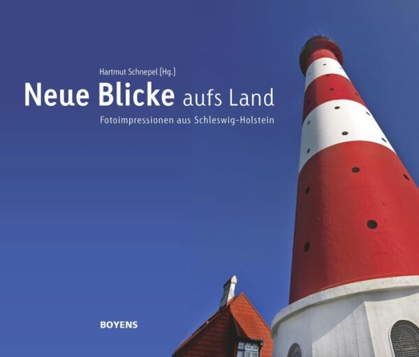 Außergewöhnliche Sichtweisen, besondere Lichtstimmungen und verblüffende Perspektiven prägen diesen einzigartigen Schleswig-Holstein-Bildband. Zahlreiche Fotografen folgten einem Aufruf über den Deutschen Verband für Fotografie e.V. (DVF) und reichten für diesen Bildband ganz besondere Schleswig-Holstein-Fotos ein. Eine Auswahl der besten Fotos von insgesamt 37 Fotografen ist hier versammelt. Das Buch zeigt ausgezeichnete Fotos, die zum Teil schon ihre Anerkennung in Ausstellungen und Fotowettbewerben erfahren haben. Darüber hinaus finden sich natürlich auch bisher nicht gezeigte, erstaunliche Fotowerke. Die Anordnung folgt einer imaginären Reise durch das Land: entlang der Nordseeküste, dann durch das Binnenland und schließlich von Norden nach Süden entlang der Ostseeküste. Lassen Sie sich überraschen, wie viel mehr als die bekannte Postkartenidylle das Land zwischen den Meeren zu bieten hat!