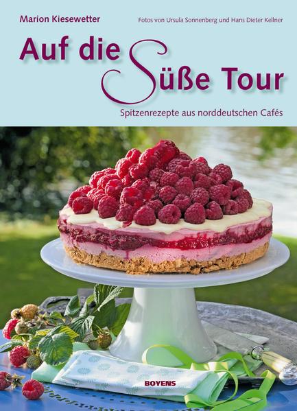 Folgen Sie Marion Kiesewetter auf ihrer süßen Tour durch die schönsten Cafés in Schleswig-Holstein! Wie bereits in den fünf vorangegangenen Bänden der erfolgreichen Café-Buch-Reihe hat die Autorin für ihr neues Buch den Besitzerinnen von zehn weiteren Cafés ihre Geheimrezepte entlocken können. Egal, ob Sie gerne selber backen oder lieber die kuschelige Atmosphäre in den charmanten Cafés genießen möchten - die Café-Bücher von Marion Kiesewetter überraschen immer wieder aufs Neue mit leckeren Kuchen- und Tortenrezepten sowie mit Anregungen für eine süße Entdeckungstour kreuz und quer durch Schleswig-Holstein! Hier kommen Leckermäuler und Ausflügler gleichermaßen auf ihre Kosten.