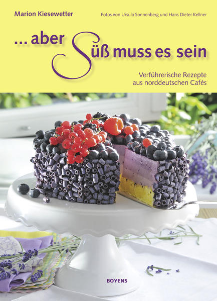 Für alle Süßschnäbel und Leckermäuler ist der neue Band aus der beliebten Café-Buch-Reihe von Marion Kiesewetter genau das Richtige! Es ist für jeden, der Süßes liebt, etwas dabei. Egal, ob Sie die fantastischen Rezepte aus den unterschiedlichsten schleswig-holsteinischen Cafés in der eigenen Küche ausprobieren und damit Familie und Freunde überraschen wollen, oder ob Sie lieber einen Ausflug machen wollen, um sich selbst in den gemütlichen Cafés mit süßen Leckereien verwöhnen zu lassen. Wieder stellt Marion Kiesewetter elf außergewöhnliche Cafés aus dem schönen Norden vor, die zum Verweilen einladen und jeden Ausflug zu etwas Besonderem machen. Die leckeren Torten und Kuchen aus diesen Cafés werden von den Fotografen Ursula Sonnenberg und Hans Dieter Kellner aufs Verführerischste in Szene gesetzt.