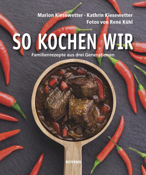 Mutter und Tochter verraten in diesem Buch Familienrezepte, deren Grundstein schon auf die Sammlung von Oma Ellie zurückgeht. Tochter Marion übernahm und verfeinerte die Gerichte und gab sie an Tochter Kathrin weiter. Rezepte von Frauen mit Koch- und Küchenleidenschaft, für die ein gutes Essen nicht nur Leib und Seele zusammenhält, sondern auch die ganze Familie zusammenführt. Die Rezepturen haben sich im Laufe der Generationen natürlich weiterentwickelt und werden hier an einem Punkt präsentiert, wo die jüngere Generation sie sich meisterhaft zu eigen gemacht hat. Aus einem Andenken an zu Hause - einer ganz privaten Familienkladde mit persönlichen und heimatlichen Gerichten - ist dieses ganz besondere Kochbuch entstanden.