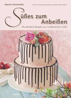 Die Cafébuch-Reihe feiert Jubiläum! Seit nunmehr zehn Jahren tourt Marion Kiesewetter durch den Norden Deutschlands, um die schönsten und kuscheligsten Cafés ausfindig zu machen. Auch für diesen Jubiläumsband hat sie wieder wahre Schätze entdeckt. Zehn zauberhafte Cafés in Schleswig-Holstein wurden für dieses besondere Cafébuch ausgewählt, die sowohl durch Qualität als auch durch Originalität und Charme bestechen. Die Konditorinnen verraten ihre Lieblingsrezepte, mit denen die Kaffeetafel zu Hause zur Sternstunde des Tages wird. Besonders reizvoll ist natürlich auch eine Tour durch die vorgestellten Cafés. Lassen Sie sich doch einmal vor Ort mit den herrlichen Leckereien verwöhnen! Die wundervollen Fotos von Ursula Sonnenberg und Hans Dieter Kellner geben einen tollen Vorgeschmack auf die zu erwartenden kulinarischen und sinnlichen Genüsse. Einfach zum Anbeißen lecker!