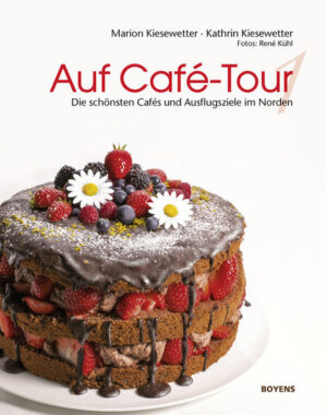 Die Erfolgsautorin Marion Kiesewetter startet eine neue Cafébuch-Serie mit dem Namen „Auf Café-Tour“! Gemeinsam mit ihrer Tochter Kathrin hat sie zehn bezaubernde Cafés in Schleswig-Holstein entdeckt, deren BäckerInnen ihre köstlichsten Torten- und Kuchenrezepte verraten haben. Wunderschöne Landschaftsfotos bereichern das Buch und machen Lust darauf, das schöne Land zwischen den Meeren zu entdecken. Zu jedem der Cafés finden sich prägnante, stichwortartige Tipps zu interessanten und ansprechenden Ausflugsziele ganz in der Nähe, die man mit Groß und Klein vor oder nach dem Kaffeetrinken besuchen kann. Hier finden Sie eine Übersicht über die wichtigsten Sehenswürdigkeiten, Musikfestivals, Sport-Events und weitere Veranstaltungen, die rund ums Jahr stattfinden. Also nichts wie los! Fahren Sie auf eine spannende Café-Tour und verbinden Sie gemütliches Kaffeetrinken mit einer kleinen Entdeckungsreise durch Schleswig-Holstein. Dieses Buch ist eine Liebeserklärung an unseren wunderschönen Norden.