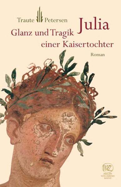 Rom im Jahre 2 v. Chr.: Intrigen und merkwürdige Todesfälle sind an der Tagesordnung. Augustus scheint auf dem Höhepunkt seiner Macht, als seine Stellung im Staat und sein Privatleben schwer erschüttert werden. Seiner Tochter Julia sexuelle Ausschweifungen und Ehebruch vorwerfend, verbannt er sie auf eine karge Insel im Mittelmeer. Todesstrafen und Exilierung ihrer besten Freunde begleiten das unversöhnliche und harte Vorgehen des Vaters. Aus der Verbannung lässt Julia in ihren Erinnerungen ihr glanzvolles Leben im Dunstkreis des Kaiserhauses, ihre verordneten Ehen, den 'Verlust' ihrer Kinder und schließlich ihr Aufbegehren gegen den Vater Revue passieren. War sie letztlich das Anführerin einer gescheiterten politischen Verschwörung? Oder hatten Liebe und Leidenschaft sie blind gemacht? Würde sich ihr Schicksal wenden oder in einem dramatischen Finale enden. Triumphale Rückkehr oder einsamer Tod …