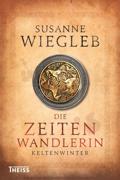 Oktober 2013, im Süden Deutschlands. Dünn sind die Schleier zu den Anderswelten als eine junge Frau beim Ausritt nahe der Iller durch ein Weltentor fällt 1800 Jahre zurück in die Vergangenheit, direkt in die Arme eines Kelten. Zunächst glaubt sie bei einer seltsamen Sekte gelandet zu sein. Doch bald wird ihr klar was geschehen ist und dass sie sich hier zurechtfinden muss, egal was passiert. Er ist der einzige, dem sie in dieser fremden Welt voller Gefahren vertrauen kann, und seine Liebe lässt sie die Heimat finden, die sie so sehnlich sucht. Große Liebe, Sex, Crime und jede Menge Spannung Susanne Wiegleb entführt uns gekonnt in andere Welten und lässt uns Zeit und Raum vergessen.