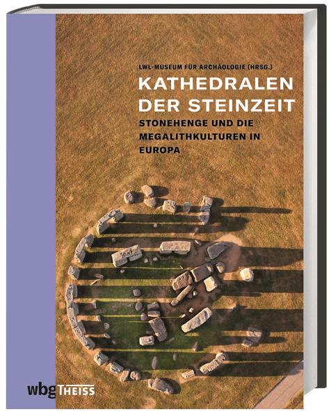 Reisen zu den Anfängen Europas: Megalithische Grabstätten und Monumente Menhire, Dolmen und Großsteingräber beeindrucken uns bis heute. Die Megalithbauten zu denen auch Steinkreise, Steinreihen, Steinkisten und Einzelmonumente gehören stammen aus der Zeit zwischen ca. 4800 und 2500 v. Chr. Sie stellen damit die älteste erhaltene Architektur Europas dar. Manche der Monumente werden als Observatorien gedeutet, die auf astronomische Phänomene ausgerichtet sind. Andere dienten als Orientierungspunkte in der Landschaft, Kultstätten oder Bestattungsplätze. Dieser Band fasst mit vielen Bildern und detaillierten Berichten den aktuellen Forschungsstand zusammen und lädt ein, das steinzeitliche Erbe Europas zu entdecken: Was ist Stonehenge? Entstehung, Entwicklung und Deutung Megalithen und Dolmen in der Bretagne, den Niederlanden und in Südeuropa Die Megalithlandschaft Altmark und der Weg der großen Steine in Westfalen Ergänzung zur Stonehenge- Ausstellung im LWL- Museum für Archäologie in Herne Unterwegs auf Routen aus der Steinzeit: Die Straße der Megalithkultur Die europäische Straße der Megalithkultur ist eine Kulturroute, die unser umfangreiches steinzeitliches Erbe verbindet. Sie führt von Ausgrabungen im Norden, wie den Ganggräbern in Falbygden, über die Großsteingräber in Deutschland bis in den Süden, zu archäologischen Fundstätten wie der Straße der Menhire in Valdeolea. Die Autoren und Autorinnen dieses Buchs geben spannende und aufschlussreiche Einblicke in die individuellen Besonderheiten der Monumente aus der Steinzeit und in das vielfältige Forschungsfeld rund um Stonehenge und die Megalithbauten!