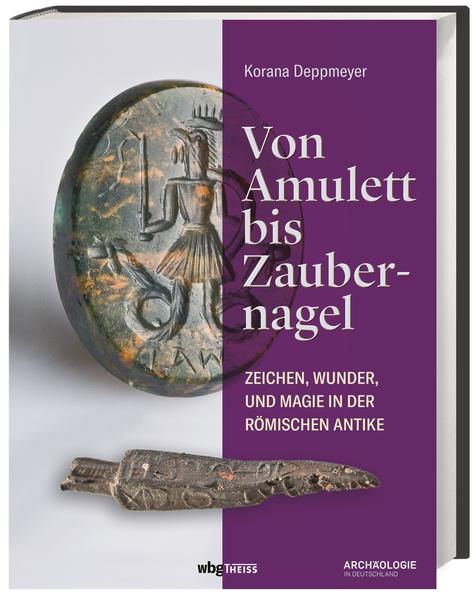 Bunt, facettenreich und manchmal abgründig: Magie und Zauberei im antiken Rom Üble Wünsche, böse Blicke, heilende Amulette: Sie waren ganz selbstverständlich Bestandteil des Lebens im alten Rom. Doch was ist Magie? Eine anerkannte Definition für den scheinbar so geläufigen Begriff gibt es nicht. Dr. Korana Deppmeyer nähert sich dieser Frage von archäologischer Seite. Die Kuratorin am Rheinischen Landesmuseum Trier öffnet die Türen zum magischen Bestand des Museums vor allem zu seinen Depots. Mehr als 60 Objekte mit dem Label »Zauberding oder Wundermittel« gewähren einzigartige Einblicke in das magische Denken und Handeln, das die römische Kultur prägte. Dieses Sachbuch ist ein unterhaltsamer Spaziergang in die übersinnliche Sphäre von Fluchtafeln und Schutzzaubern, von Orakelstäbchen und Tieropfern, von magischen Ritualen und spirituellen Gegenständen aller Art. Magie in der Antike: Über 60 Objekte, darunter viele aus dem römischen Trier Alltag im alten Rom: Warum setzten die Menschen auf magische Objekte und Rituale? Mit bisher unveröffentlichten archäologischen Funden und kaum bekannten Objektgattungen Ausführliche Erläuterung des Aberglaubens und seiner Ausprägungen in der Antike Was verraten magische Artefakte über die Kulturgeschichte des römischen Reichs? Magie diente dem menschlichen Bedürfnis, auf das Leben aktiv Einfluss zu nehmen. Sie war gewissermaßen Mittel persönlichen Krisenmanagements. Mit ihrer Hilfe hoffte man, Dinge und Ereignisse herbeizuführen, die man auf andere Weise vielleicht nicht bekam Die Archäologin Dr. Korana Deppmeyer zeigt, dass Magie zudem ein zeitloses Phänomen ist. Ausblicke ins Mittelalter, in die Neuzeit oder auch ins Heute machen deutlich, wie magisches Denken nahezu unverändert fortbestand. Dieses Buch lädt zum unterhaltsamen Parcours durch die Geschichte ein von der römischen Antike bis heute