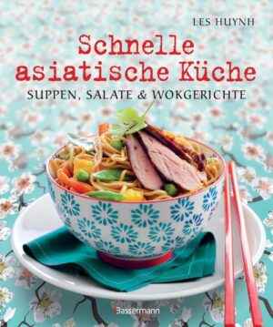 Das Lieblingskochbuch für alle Freunde der asiatischen Küche Sie lieben asiatisches Takeaway, leckere Nudel- und Wokgerichte zum Mitnehmen? Dann ist dieses Buch über die schnelle asiatische Küche genau das Richtige für Sie. Denn die beliebten Gerichte zum Mitnehmen kann man auch sehr gut selber zubereiten. Sie brauchen nur einige frische Zutaten, Produkte und Gewürze des fernen Ostens, kombiniert mit asiatischen Nudeln, um den Gaumen zu beglücken. Ob gekocht oder gebraten, wählen Sie zwischen Eiernudelsalaten, Curry Laksa, vietnamesische Nudelsuppe oder einer Nudelpfanne aus Singapu, um nur einige aus der verlockenden Sammlung schmackhafter Gerichte zu nennen. Ausstattung: 75 farbige Abbildungen