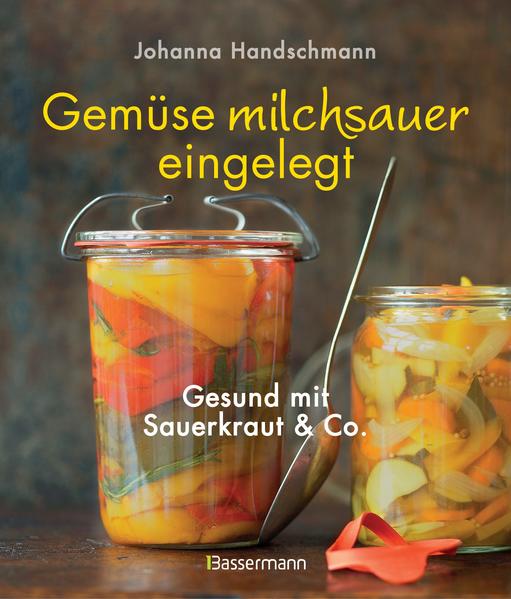 Essen Sie sich darmgesund Gemüse milchsauer einzulegen, also zu fermentieren, ist eine der natürlichsten und ältesten Methoden zur Haltbarmachung und obendrein noch sehr gesund. Sauerkraut ist zwar das bekannteste durch Milchsäure konservierte Gemüse, aber es eignen sich ebenfalls viele andere Gemüsesorten wie Kohl, Zucchini, Gurken, Bohnen, Paprika oder Zwiebeln. Der große Vorteil dieser Art von Haltbarmachens: Vitamine und Enzyme bleiben weitgehend erhalten und zusätzlich sorgen die milchsauren Gemüse für einen gesünderen Darm und damit für ein stärkeres Immunsystem. Auch für Menschen mit Laktoseintoleranz sind milchsaure Gemüse eine gute und leckere Alternative. Johanna Handschmann erklärt in diesem Buch, wie man ganz einfach und ohne besondere Utensilien milchsaures Gemüse selbst herstellt. Dazu liefert sie die passenden Rezepte, mit denen Sie Ihre Ernährung abwechslungsreich und gesundheitsbewusst gestalten können. Ausstattung: farbig bebildert