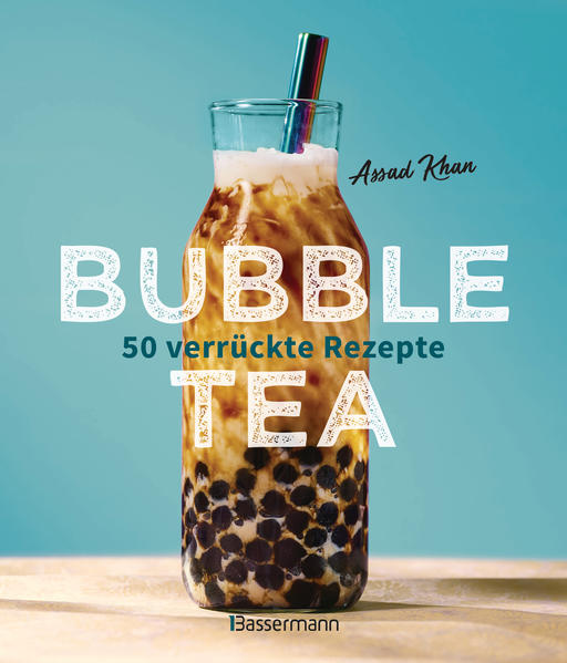 Kennen Sie schon Bubble Tea, auch Pearl Milk Tea oder Boba Boba genannt - das Trendgetränk von Instagram und Co? Mit diesem Buch können Sie es selber machen. Der Autor dieses Buches ist der Gründer von Bubbleology, der innovativen internationalen Bubble-Tea-Marke mit Shops unter anderem in London, NYC und Luzern. Bubble Tea, ursprünglich aus Taiwan, besteht aus grünem oder schwarzem Tee, der mit Milch und Fruchtsirup versetzt und wie ein Milchshake zubereitet wird. Die Besonderheit darin sind farbige Kügelchen (Boba-Perlen) aus Tapioka, die beim Zerbeißen platzen. Daher wird Bubble Tea immer mit Strohhalm getrunken. Köstlich, lustig und erfrischend sind die 50 atemberaubenden Rezepte in diesem Buch. Lernen Sie, die perfekte Tapioka zu kochen, Cremekronen herzustellen und eigene Lieblingsrezepte zu kreieren. Das Trendgetränk einfach selber machen Über 50 köstliche Rezepte Für die erste Bubble-Tee-Party zuhause Der Autor ist Gründer von Bubbleology, der internationalen Bubble-Tea-Marke Zitat des Autors: "My bubble tea story is one of love at first drink. I drank my first bubble tea in 2009 and fell in love with it. So much so that I left my career to learn the art of bubble tea in Taiwan." Ausstattung: durchgehend farbig bebildert