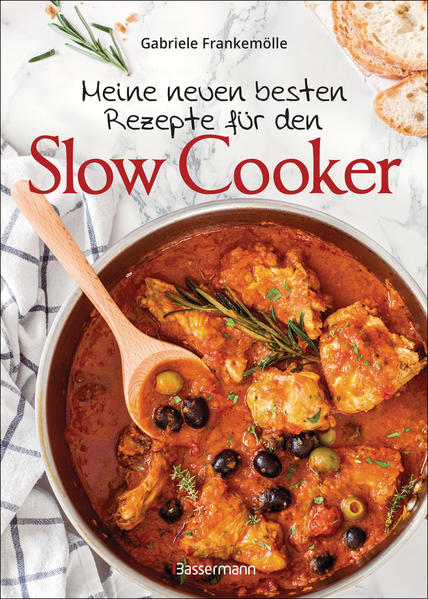 Schongaren bei 80 °C 53 neue Rezepte von der Queen of Slow Cooker im deutschsprachigen Raum, Gabriele Frankemölle. Als berufstätige Hausfrau und Mutter hat sie schon früh die Vorzüge dieses Gerätes erkannt und die leckersten Gerichte dafür entwickelt. Ihr erstes Buch bei Bassermann wurde ein Bestseller, nun kommen ihre neuen Rezepte für die One-Pot-Meals. Hauptgerichte, Suppen und Eintöpfe, Desserts, Kuchen und Saucen. Die Autorin zeigt, dass das stundenlange Garen bei rund 70-80 °C wunderbare Aromen, butterzartes Fleisch und geniale Saucen entstehen lässt. Und es muss keiner dabei sein: Morgens das Gerät anstellen und mittags oder abends kann gegessen werden. Einfach so, ohne Aufsicht, ohne Rühren. Ausstattung: durchgehend farbig bebildert