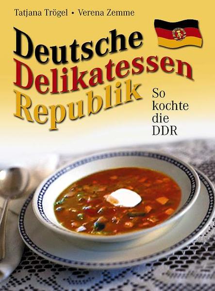 Soljanka und HO, Mocca Fix und „Hamm wa nich!“, Goldbroiler und Bückware - zwischen Rügen und Vogtland, Wernigerode und Frankfurt/Oder entwickelte sich bis zur Wende eine ganz eigene Koch- und Esskultur, geprägt vom Ideenreichtum der DDR-Bürger, die so manchen Versorgungsengpass mit viel Kreativität und frischen Produkten aus der eigenen Datsche überbrückten. Diese Zeitreise durch die Deutsche Delikatessen Republik hat mehr zu bieten als Rotkäppchensekt und Bautzner Senf, denn hier sind die typischen Rezepte und der Charme des Küchenalltags in vielen kleinen Anekdoten und originellen Fotos (wieder) zu entdecken. Die DDR mag nicht mehr existieren - doch ihre Küche wird mit diesem Erinnerungsbuch voller origineller Rezepte wieder lebendig!