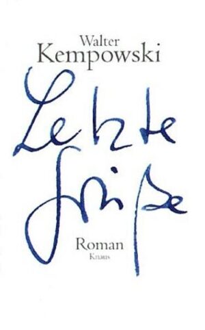 In seinem 75. Lebensjahr legt Walter Kempowski einen neuen Roman vor, seinen zehnten. Die »Letzten Grüße« sind nur vordergründig die Abschiedsgrüße eines Amerikareisenden an seine Frau. Sie sind auch Grüße an seine Leser und Leserinnen und ältlichen Professorengattinnen. Doch seine Bücher sind weniger präsent, als er erhoffte, und die Vorurteile seiner Gastgeber gegenüber den Deutschen findet er verstörend. Selbst die kleinen erotischen Abenteuer erweisen sich als nicht wirklich erregend. Über allem liegt die Melancholie des Abschieds, gepaart mit der illusionslosen Ironie eines Unzeitgemäßen. Die junge Generation hat ihn längst überholt. Doch wer dem Ende wirklich näher ist, bleibt offen.