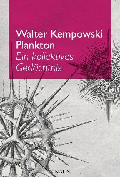 Das spektakulärste und visionärste Projekt aus dem Nachlass des großen Autors. Das Sammeln und Bewahren von Erinnerungen war ein zentrales Motiv von Walter Kempowskis Arbeit. Fast 50 Jahre lang frönte er leidenschaftlich einer Tätigkeit, die er „Plankton fischen“ nannte: Er stellte Menschen, denen er begegnete, unterschiedlichste Fragen - nach ihrer Schulzeit, nach Begegnungen mit Prominenten, nach der ersten Liebe. Denn Kempowski war überzeugt, dass das, was dem Einzelnen widerfährt, exemplarisch ist für eine ganze Generation. Simone Neteler, Walter Kempowskis langjährige Mitarbeiterin, hat die Erinnerungssplitter nach den Vorgaben des 2007 verstorbenen Autors zusammengestellt. Das Ergebnis ist ein „Urquell von Erinnerung“, „der Schlamm, aus dem sich das Echolot und die Chronik erheben“ (Walter Kempowski). So ist „Plankton“ als Fundament des Kempowski’schen Werks zu betrachten.