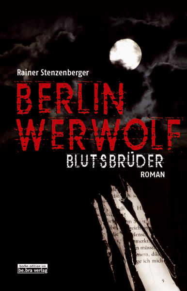 Gero von Sarnau sammelt mehr Laster als andere Menschen Facebook- Kontakte. Zocken, schnelle Autos, der ständige Ritt auf der Klinge das alles kostet eine Menge Geld. Und nun ist er endgültig pleite. Aber ein Kerl, dem bei Vollmond Haare auf dem Handrücken wachsen und der anschließend auf blutige Jagd geht, ist für einen Nine- to- Five- Job nicht geeignet. Als ein Serienmörder in Berlin seine grausige Spur zu ziehen beginnt, gerät Gero ins Visier der Polizei. Trotzdem plant er gemeinsam mit drei Freunden einen Überfall auf den berüchtigten Kreuzberger Wettpaten Yildiray. Dumm nur, dass ihn ausgerechnet mit dessen schöner Tochter eine heimliche Liaison verbindet … Berlin Werwolf ist der Auftakt zu einer urbanen Werwolf- Reihe in Berlin.