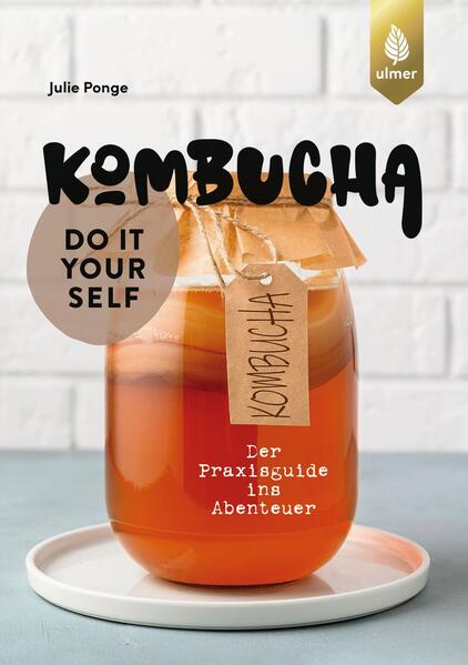 Du möchtest Kombucha, das über 2000 Jahre alte Erfrischungsgetränk aus fermentiertem Tee, ganz einfach zuhause selbst herstellen und stehst noch ganz am Anfang? Dann ist dieses authentische Einsteigerbuch genau das richtige für dich. In dem modernen Praxisbuch mit lässigem Layout und persönlicher Note erfährst du alles Wichtige und Nötige rund um das „Hipstergetränk“ wie die Basics zu Kombucha und zum Scoby, die wichtigsten Anleitungen und kreative Rezeptideen mit Kombucha sowie einem nützlichen Q&A am Ende. Welche Tees kann man verwenden? Wie lange kann man Kombucha aufbewahren? Die Antworten liefert dir dieses Buch - willkommen zum Abenteuer mit KOMBUCHA.