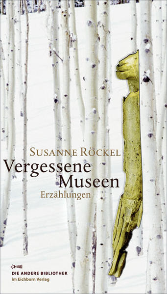 Ein Kabinett kunstvoller Klaustrophobien Die Lektüre von Susanne Röckels Romanen und Erzählungen ist immer eine Wanderung zwischen zwei Wirklichkeiten: die des Wachens und die des Traumes - und wir können niemals ganz sicher sein, in welcher wir uns gerade auf halten. Sechs fragwürdige Helden, sechs Geschichten in Susanne Röckels Vergessene Museen, und in jeder einzelnen gelingt der Autorin ein grandioses Kunststück. Mit einer rhythmisierten, präzisen, aber von aller Beengung befreiten Sprache fängt sie den Moment der Entrückung, die Irritationen, die Spiegelungen und Verrätselungen des Rausches ein, in dem zuletzt nur noch die Leuchtkraft der Sprache trägt. In den 'Vergessenen Museen“ tauchen wir in irreale Welten ein, die in vieler Hinsicht wirklicher sind als die Tagwirklichkeiten in ihren anderen Geschichten, offener, freier, luftiger, von sanften, manchmal von harten Winden durchweht - wie in der ersten Geschichte von einer hypnotisierend leeren und dennoch heimlich belebten Arktis - und genießen die Freiheit der Traumwirklichkeit, in der sich die kunstvollen Klaustrophobien aufheben, mit denen sie die Leser behexen kann, wie es wenige seit Kafkas epischen Fieberschüben vermochten. Die Virtuosität ihrer Sprache hat sich in diesen Geschichten in eine Musikalität übersetzt, von der wir manchmal fürchteten, sie könne aus dem Deutschen geflohen sein. In Susanne Röckels Prosa ist sie präsent.