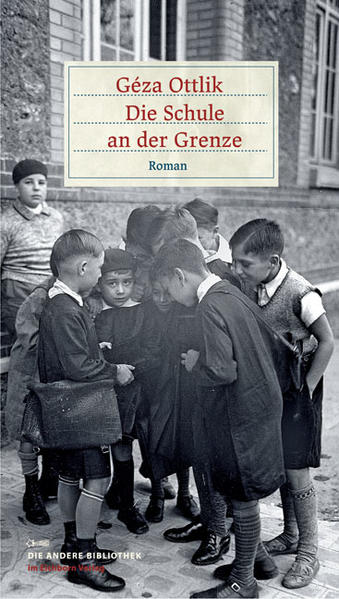 Die nachtschwarze Seite der erzieherischen Disziplin Die Schule an der Grenze erschien erstmals drei Jahre nach dem ungarischen Aufstand von 1956 und galt als literarische Sensation: Der wegweisende Roman für die nachwachsende Generation der jungen ungarischen Autoren wie Péter Esterházy oder Peter Nádas. Die Jungs heißen Gabor, Attila, Medve, Benedek, Orban oder Pal, sind zehn Jahre alt, kommen meist aus wohlhabenden ungarischen Familien und erleben die ersten Wochen in der Kadettenschule in Köszeg. Von einem Augenblick auf dem den anderen müssen sie erfahren, dass alles, was sie zu Individuen macht, was sie im Schoß ihrer Familien geprägt hat, an diesem Ort keine Gültigkeit mehr hat: Anstand, Güte, Demut und Rücksicht, Freundschaften und Beziehungen, ja sogar Sprache und Gestus. Aus kindlicher Perspektive schildert der Ich-Erzähler die machtversessenen Cliquenbildungen, deren Katalysator die Terrorisierung von Außenseitern ist. Wer dicker oder kurzsichtig ist, wer stottert oder vor Heimweh weint, hat schon verloren. Der kühle Tonfall des Erzählers, der eine Quälerei nach der anderen schildert, als handele es sich um unvermeidliche Naturereignisse, erzeugt einen trügerischen Schein von wissenschaftlicher Objektivität