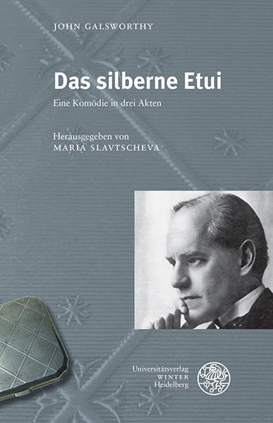 113 Jahre nach der Uraufführung und 110 Jahre nach der Publikation der ersten und bis dato einzigen deutschen Übertragung liegt John Galsworthys Bühnenerstling nun in einer neuen Übersetzung vor. Angefertigt wurde diese im Rahmen der von Maria Slavtscheva konzipierten und geleiteten „Interdisziplinären Werkstatt für literarische Übersetzung“, die 2018 ein innovatives Lehrformat am Gutenberg-Institut für Weltliteratur und schriftorientierte Medien in Mainz erprobte. ‚Das silberne Etui‘, mit dem sieben Studierende des Studiengangs Komparatistik/Europäische Literatur als Nachwuchsliteraturübersetzer*innen debütieren, versteht sich als Auseinandersetzung mit Galsworthys kreativer Stilistik. Ausgehend von der Entscheidung für eine wirkungsäquivalente Übersetzung, bei der dem Sprachkolorit der Figuren besonders gedacht wird, spielt es bewusst an der Grenze zwischen Hoch- und Alltagssprache und lädt den Leser zu einer Neubegegnung mit dem Autor der Forsyte-Saga ein.