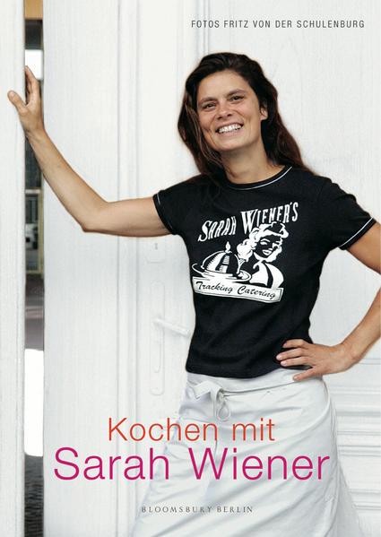 Mit siebzehn verließ Sarah Wiener ihre Heimatstadt Wien und ging nach Berlin. Temperamentvoll, engagiert und voller guter Ideen beschloß sie, einen Catering-Service zu gründen, und zwar für kreative Menschen, verbunden mit möglichst vielen Reisezielen. Warum nicht zum Film? Eine mobile Küche von der Nationalen Volksarmee wurde aufgetrieben, und in Kürze avancierte die Österreicherin zum Liebling an jedem Film- und Fernsehset. Sarah Wieners Kreativität spiegeln auch die Rezepte wider. Immer wieder verfeinerte sie an exotischen Drehorten ihre Küche und improvisierte mit neuen Zutaten. Aus der einen Gulaschkanone ist inzwischen ein ganzes Unternehmen geworden, zu dem auch drei Berliner Restaurants zählen. Bei ihr trifft sich Prominenz aus Politik, Film und Kultur. Erstmals hat die bekannte Künstler-Köchin nun in einem umfangreichen Buch ihre ureigensten Rezepte zusammengetragen — Gerichte, mit denen sie schon Stars wie Maximilian Schell, Tobias Moretti, Isabelle Huppert und Veronika Ferres, Bruce Springsteen und Kate Moss bekochte. Und neben vielen Fotos, Geschichten und Anekdoten sind auch einige historische Gerichte aus der ARD-Serie »Abenteuer 1900 — Leben im Gutshaus« aufgenommen.