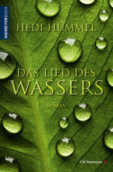 Wasser erinnert sich an alles, mit dem es je in Berührung kam - es weiß vom Schilfgras der Uferböschung, den Steinen auf dem Grund des Flusses, von den Blütenblättern, die es als Regentropfen benetzte. Auch unsere Erinnerungen prägen unser Denken und Fühlen, unser ganzes Leben. Und es rächt sich, wenn man - wie Richard - versucht, vor der eigenen Vergangenheit zu fliehen. Die Suche nach der Sprache des Wassers führt Richard auf die Spur seines verschollenen Freundes und zurück zu sich selbst. Vielleicht auch zurück zu seiner großen Liebe, die ihn nie losgelassen hat …