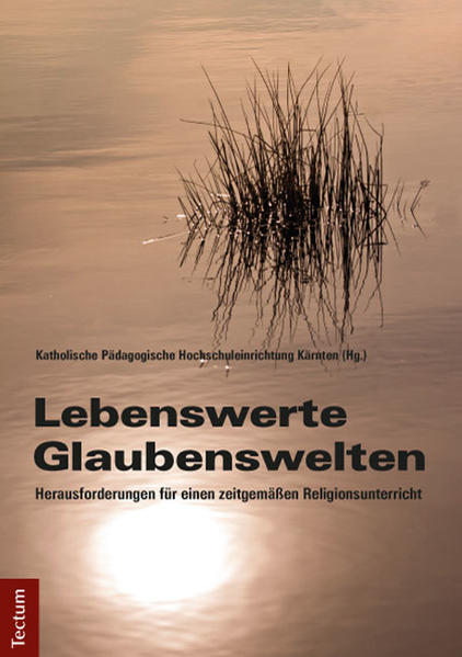 Nur wer die Lebens-, Werte- und Glaubenswelten der Kinder und Jugendlichen ernst nimmt, kann diesen auch lebenswerte Glaubenswelten vermitteln. Angesichts der rapiden Entwicklungen in den Medien- und Kommunikationstechnologien wird es für Lehrende immer wichtiger, den richtigen Umgang mit den neuen medialen Ausdrucksweisen unserer Heranwachsenden zu finden-nicht zuletzt im Religionsunterricht, der eine Plattform sein kann und muss für das, was Schülerinnen und Schüler beschäftigt. Die KPHE Kärnten hat die Lebenswelten von 11- bis 14-Jährigen unter die Lupe genommen, von Freizeitverhalten über Medienkonsum bis hin zu Ängsten, Werten und Glaubensvorstellungen. Die Ergebnisse bestätigen manche Alltagswahrnehmungen, eröffnen aber auch neue Perspektiven. Der vorliegende Sammelband verknüpft die zentralen Studienergebnisse mit weiterführenden, praxisorientierten Beiträgen.