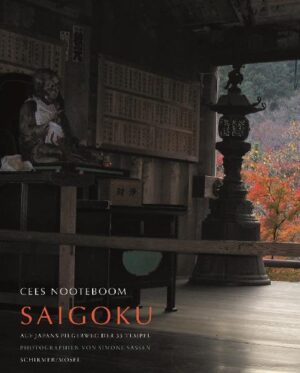 Der Saigoku-Pilgerweg ist von den vielen Wallfahrten, die man in Japan unternehmen kann, eine der bedeutendsten, längsten – und schwierigsten. Sie umfasst nicht weniger als 33 buddhistische Tempel, die alle Kannon, der vielgestaltigen Göttin der Barmherzigkeit, geweiht sind. Einige von ihnen stehen in und um Kyoto, der einstigen Hauptstadt des Heian-Reiches (794–1185). Andere, die ältesten, liegen in teils unwegsamem Gebirge, einer sogar auf einer Insel. Cees Nooteboom und Simone Sassen haben sich mehrmals auf den Saigoku-Pilgerweg begeben, nahmen langwierige Aufstiege und nicht selten Treppen von mehreren hundert Stufen in Kauf.Simone Sassen photographierte die Tempel in verschiedenen Jahreszeiten: bei Schnee, zur Kirschblüte und mit Herbstlaub – den Höhepunkten des japanischen Jahres. Cees Nooteboom beruft sich in seinen Texten auf die um 1000, also in der Heian-Zeit, von der Hofdame Murasaki Shikubu verfasste Geschichte vom Prinzen Genji, den ersten psychologischen Roman der Weltliteratur.Saigoku, ein Buch zum Lesen und Schauen, entführt in eine fernöstliche Welt der Stille, der Schönheit und uralter Mythen – in ein Japan fernab der geschäftigen Metropolen.