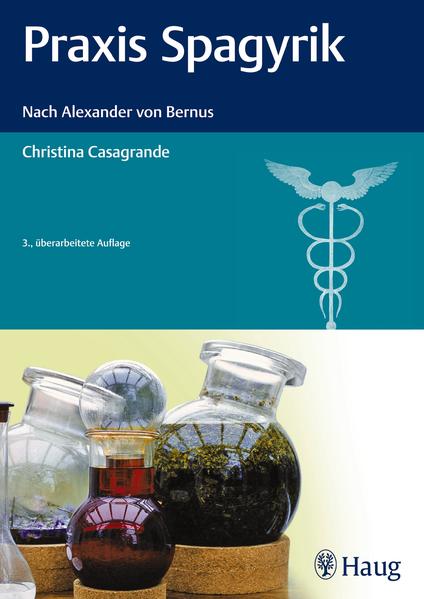 Moderne Alchemie für die Praxis Mit Spagyrik der Einzigartigkeit eines jeden Patienten begegnen. Der Schwerpunkt dieses praxisnahen Buches liegt auf der Anwendung der Spagyrik. Sie finden umsetzbare Therapiekonzepte mit Erläuterungen zu Wirkmechanismen und eine konkrete Auswahl von Mitteln für ein breites Spektrum bewährter Indikationen. Naturheilkundliche Empfehlungen ergänzen die Behandlungskonzepte. Die wichtigsten philosophischen Grundlagen werden Ihnen als Basis für eine kompetente Behandlung verständlich vermittelt. Die neue Auflage ist um folgende Themen erweitert: Geriatrie Schwangerschaftsbetreuung Begleitung während der Stillzeit Praktisch und sofort umsetzbar auch für Einsteiger sehr gut geeignet!