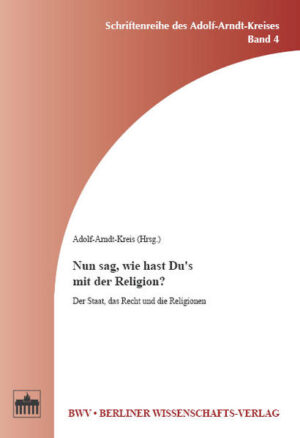 Unser Leben ist geprägt von Migration, Globalisierung, vom technischen wie wissensgeprägten Wandel. Pluralität der Nationalitäten, der Religionen, der Lebensentwürfe bereichern unser Land. Das Fundament, der demokratische Rechtsstaat ist - so das Grundgesetz - politisch liberal, also weltanschaulich neutral. Die Neutralität des Öffentlichen ist eines der wichtigsten Prinzipien. Dass dies aber in der Realität des deutschen Rechts wie auch des öffentlichen Lebens gar nicht so unproblematisch ist, zeigen die aktuellen Debatten über den staatlichen Religionsunterricht, der "Kopftuch-Streit" sowie die mit der Religion begründeten Straftaten. Das Bundesverfassungsgericht hat zwar immer wieder das Gebot staatlicher Neutralität angemahnt, doch bleibt dieses in der politischen Praxis an individuelle Rechte (s. Kruzifixurteil) gebunden. Es wird der Frage nachgegangen, inwieweit unser - im Grunde christlich geprägter - Rechtsstaat dem religiösen Neutralitätsanspruch der pluralen Gesellschaften im 21. Jahrhundert Rechnung tragen kann. Aus dem Inhalt 'Christine Hohmann-Dennhardt' Vom Staat und den Werten, auf die sein Recht baut 'Maria Jepsen, Micha Brumlik, E. Jürgen Zöllner, Muhammad Kalisch' Podiumsdiskussion: "Dein ist das Reich" - Sichtweisen von Akteuren 'Hans Joas' Führt Modernisierung zur Säkularisierung? 'Jürgen Kühling, Gregor Thüsing' Streitgespräch: Was hat die Religion am Arbeitsplatz zu suchen? 'Oliver Lepsius' Religion und Verfassung im Vergleich: Deutschland, Frankreich, USA 'Martin Morlok' Religionsverfassungsrecht und Schule 'Ludwig Salgo' Religiöse Kindererziehung - (k)ein Thema für das Recht im 21. Jahrhundert?! Eltern, Kinder und ihr Recht