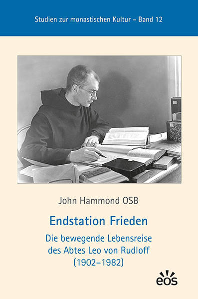 Leo von Rudloff (1902-1982) begann seine bewegte Lebensreise in der norddeutschen Stadt Düren. Mit 18 Jahren trat er in die Abtei Gerleve ein und wirkte zunächst vor allem bei der theologischen Ausbildung mit. Nach dem Zweiten Weltkrieg versuchte er unter schwierigsten Umständen, für die deutsche Dormitio Abtei (Jerusalem) im israelischen Staat einen Neuanfang zu finden. Dafür gründete er 1953 das Kloster Weston Priory in den USA, wo er seit 1968 ständig lebte. In seinem geistlichen Wirken war er tief von den Aufbrüchen des Zweiten Vatikanischen Konzils und dem Bemühen um Aussöhnung mit dem Judentum geprägt. Sein bewegender Lebensweg verkörpert eindringlich die Umbruchszeit für die Welt der Kirche und Klöster in der zweiten Hälfte des 20. Jahrhunderts.