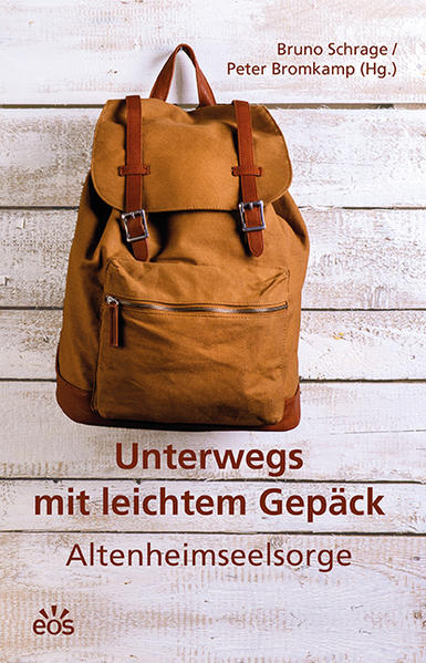 „Unterwegs mit leichtem Gepäck“ kann unterschiedliche Assoziationen wecken: Was haben Menschen, die in Altenpflegeeinrichtungen leben und arbeiten, alles „im Gepäck“? Das vorliegende Buch bietet vielfältige Impulse, wie Altenheimseelsorge auf die Lebenssituationen und Fragestellungen älterer Menschen eingehen kann, um als kompetente Wegbegleiterin wahrgenommen zu werden. Dabei macht sie sich gemeinsam mit anderen Berufsgruppen auf den Weg und ist in engem Austausch mit ihnen über die Qualität der Begleitung. Das alles geschieht in dem Vertrauen, dass Gott Orientierung gibt und wir solidarisch das Lebensgepäck, wo die Last schwer drückt, mittragen.