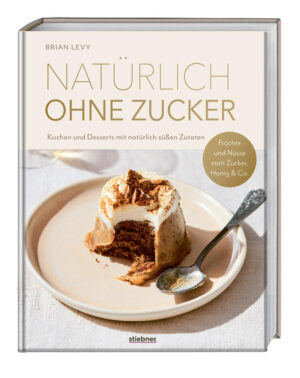 » ONE OF THE BEST COOKBOOKS OF THE YEAR« - Los Angeles Times, Serious Eats Endlich Süßes genießen ohne Reue: »Natürlich ohne Zucker« ist das erste Koch- und Backbuch mit 90 süßen Kuchen und Desserts ohne Zucker und Zuckerersatzstoffe wie Honig, Stevia und Agavendicksaft. Der Patissier Brian Levy hat die Rezepte der gesunden Desserts, Snacks und Kuchen so entwickelt, dass allein die enthaltenen Lebensmittel süßen. Dafür nutzt er zum Beispiel Früchte, Nüsse, Getreide, Milch- und fermentierte Produkte. Brian Levy ist es wichtig, dass niemand bei einer zuckerfreien Ernährung auf den süßen Geschmack, »one of the pure joys«, von Kuchen, Granola oder Brownies verzichten muss. Daher hat er es sich zur Aufgabe gemacht, zuckerfreie Desserts zu kreieren und zu teilen. In seinem Buch findest du: 90 süße Dessert-Rezepte ohne Zucker und Zuckerersatz Natürlich gesüßt durch Lebensmittel wie Früchte, Nüsse, spezielles Mehl und Gemüse Rezeptideen vom zuckerfreien Frühstück bis hin zu Kuchen, Keksen, Brownies und saftigem Bananenbrot ohne Zucker Backen ohne Zucker mit mehr Geschmack und Genuss In den Rezepten in »Natürlich ohne Zucker« geht es nicht um das sture Weglassen von Industriezucker und Zuckeralternativen. Brian Levy verleiht mit dem Süßen durch Lebensmittel den Rezepten vielmehr Geschmack, gesündere Nährwerte und der Leser erhält mehr Bewusstsein für Lebensmittel. Beispielsweise spielt die Dattel eine große Rolle bei vielen seiner Snacks ohne Zucker. So verleiht sie dem Sticky Toffee Pudding Cake die Süße, eine Karamellnote und die weiche, klebrige Konsistenz. Industrie-Zucker ist dafür nicht notwendig. Rezepte ohne Backen sowie gluten-, laktosefreie und vegane Rezeptideen sind speziell gekennzeichnet. Außerdem weist Brian Levy auf die notwendige Anpassung der Zubereitung hin. Kekse werden zum Beispiel bereits flach, und nicht als Häufchen, auf ein Blech gelegt. Der Grund: Kekse ohne Zucker reagieren anders als diejenigen, die mit Zucker gebacken werden. Der fehlende Zucker kann nicht schmelzen und die Kekse flach werden lassen. Mit Brians Rezepten und Tipps gelingt es dir mühelos zuckerfrei zu backen und kochen. Damit kannst du ohne schlechtes Gewissen die süßen Freuden des Lebens genießen - und das zuckerfrei.