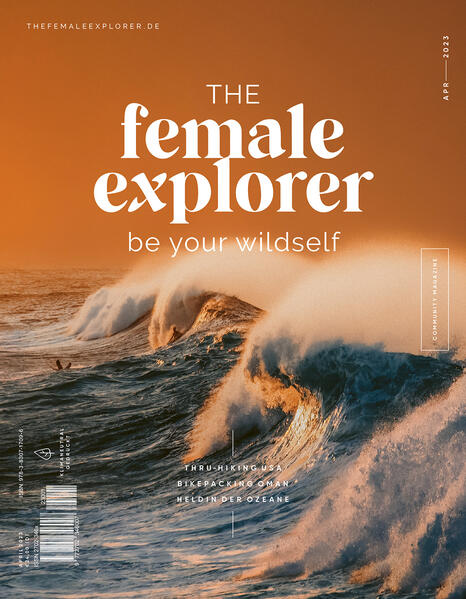 »The Female Explorer« ist das erste Outdoor-Magazin, das gezielt Frauen auf ihren Abenteuerreisen begleitet. Ob Reiseberichte über das alleine Reisen als Frau, Mikroabenteuer und Kurztrips, Wanderreisen oder ein Abenteuer-Wochenende mit Kindern – diese Outdoor-Zeitschrift zeigt echte Erfahrungen von Frauen für Frauen. Ihre Geschichten machen Mut und bestärken, es ihnen gleich zu tun: Lasst den Alltag für eine gewisse Zeit hinter euch und begebt euch auf Abenteuer in der Natur! Ob allein, in der Gruppe oder mit Kindern – Abenteuer erleben und schöne Reiseziele erkunden belebt, macht frei und zeigt eure innere Stärke. Entdecke die spannenden Rubriken in jeder Ausgabe des Outdoor-Magazins: Solo Travel – Reiseberichte über den Urlaub alleine als Frau Rewild – Interviews, Rezepte und Anregungen von Entdeckerinnen Outdoors – Abenteuertouren in der freien Wildbahn Rolling Home - Reisen zu neuen Abenteuern auf zwei oder vier Rädern Wildlings - (Mikro-)Abenteuer mit Kindern Local - Abenteuer und Reisen in Deutschland Frauenreisen und -abenteuer in der Ausgabe 6 der Outdoor-Zeitschrift »The Female Explorer« In der Ausgabe 6 des »Female Explorers« erhältst du Einblick in die fordernde und belohnende Wanderung des Pacific Crest Trails mit Tipps zu Sicherheit und Packliste. Zieht es dich eher zum Wasser? Hast du dich schon einmal gefragt, wie es wohl ist, als Frau auf einem Hausboot zu leben? Oder zu zweit auf einem Segelboot ohne Plan und Ziel die Meere Europas unsicher zu machen? In dieser Ausgabe erfährst du es aus erster Hand. Weiter geht es nach Indonesien zum Backpacken, in den Oman zum Bikepacking und zum Tauchen nach Gilo Meno. Natürlich findet auch das Thema Vanlife Beachtung und führt uns dabei durch die vielseitige Türkei. In einer weiteren Rubrik geht es speziell um Mamas und das Abenteuer erleben. Das Reisen als Mama, mit und ohne Kinder, hat jedes für sich ganz besondere Reize und lässt alle Beteiligten über sich hinaus - und zusammen - wachsen. Doch in dieser Ausgabe bekommst du nicht nur Einblicke in unbeschwerte Erlebnisse in der Natur, sondern auch herausfordernde und gefährliche Erfahrungen. Wie fühlt es sich an, Aktivistin für den Meeresschutz zu sein? Oder als mutige Abenteurerin Freiheit ausschließlich heimlich in der Natur von Iran ausleben zu können? Persönliche Erfahrungsberichte geben Einblick in aktuelle Problemgebiete und die Auswirkungen auf das Leben aller.