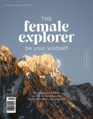 Female Explorer - Das Outdoor-Magazin von Frauen für Frauen »The Female Explorer« ist das erste Outdoor-Magazin, das gezielt Frauen auf ihren Abenteuerreisen begleitet. Ob Reiseberichte über das alleine Reisen als Frau, Mikroabenteuer und Kurztrips, Wanderreisen oder ein Abenteuer-Wochenende mit Kindern – diese Outdoor-Zeitschrift zeigt echte Erfahrungen von Frauen für Frauen. In dieser Ausgabe geht es: nach Nepal zum Wandern zum Hitchhiken durch Island mit dem Hund über den South West Coast Path in Großbritannien zum Schwitzen und Frieren nach Schweden auf Abenteuer in Kanada, Grönland und durchs Baltikum Female Explorer #7 - Dance with wildness In der neuen Ausgabe des einzigartigen Bookazines geht es wieder um Geschichten waschechter (und auch mal ungewaschener) Female Explorer – das Heft nimmt Leser:innen mit auf die unterschiedlichsten Abenteuer: Drei Frauen aus der Female Explorer Community sind neue Solo-Wege gegangen: Malin ist über drei nepalesische Pässe gewandert, Greta feierte ihre Freiheit als Hitchhikerin auf Island, während Magda mit ihrem Hund Timber den britischen South West Coast Path entdeckte ─ und die Höhen und Tiefen des Wanderns in tierischer Begleitung erlebte. Die Kategorie »Rewild« lädt zu cozy Cabinvibes ein und entführt Leser:innen in die heißen und kalten Seiten Schwedens. Warum man auch bei -30°C ins Schwitzen kommen kann, haben Sarah während ihrer Zeit im Banff Nationalpark und Nic auf ihrer arktischen Hundeschlitten-Expedition zu spüren bekommen. Die arktischen Tücken hat auch das Team um Caro North auf der »Sail to climb«-Expedition nach Grönland erlebt und überwunden. Was es bedeutet, im eigenen Zuhause über vereiste Seen und verwehte Straßen zu fahren, weiß Jenny von der Baltic Circle Rallye und Mona von ihrer Wintertour durchs Baltikum. Die Geschichten machen Mut und bestärken, es gleich zu tun: Lasst den Alltag für eine gewisse Zeit hinter euch und begebt euch auf Abenteuer in der Natur! Ob allein, in der Gruppe oder mit Kindern – Abenteuer erleben und schöne Reiseziele erkunden belebt, macht frei und zeigt innere Stärke. Entdecke die spannenden Rubriken in jeder Ausgabe des Outdoor-Magazins: Solo Travel – Reiseberichte über den Urlaub alleine als Frau Rewild – Interviews, Rezepte und Anregungen von Entdeckerinnen Outdoors – Abenteuertouren in der freien Wildbahn Rolling Home - Reisen zu neuen Abenteuern auf zwei oder vier Rädern Wildlings - (Mikro-)Abenteuer mit Kindern Local - Abenteuer und Reisen in Deutschland