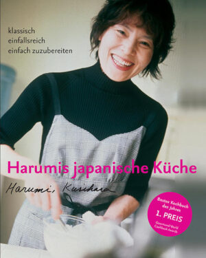 Für Harumi Kurihara, die erfolgreichste Kochbuch-Autorin ihres Landes, basiert die japanische Esskultur auf Vielfalt, Ausrichtung nach den Jahreszeiten und einem attraktiven Anrichten der Speisen. Sie beweist: die moderne japanische Küche ist lange nicht so kompliziert wie ihr Ruf - aber ein Erlebnis für alle Sinne. Gesund, bekömmlich, frisch und vielseitig: von Fischfonds und Fingerfood über Tofu, Eierspeisen und Hühnchen bis zu Sushi und traditionellem japanischen Tee. „Harumis japanische Küche“ wurde 2004 vom „Gourmand World Cookbook Award“ als bestes Kochbuch weltweit ausgezeichnet!