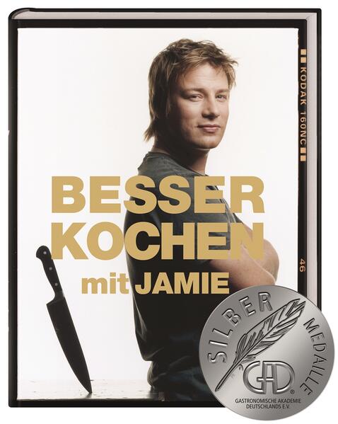 Besser kochen: Jamie Oliver zeigt uns, wie leicht das ist, wenn man vom Könner lernt. Sein neues Buch bietet geballtes Küchenwissen und über 150 neue, fantastische Rezepte in einem Band. Von den wichtigen Arbeitsgeräten bis zur gekonnten Zubereitung, vom Umgang mit Meeresfrüchten bis zu den Fleischschnitten bei Rind, Schwein, Lamm und Geflügel zeigt er uns alles, worauf es beim Kochen ankommt. Und weil für Jamie kochen und gesunde Ernährung untrennbar zusammengehören, erfahren wir von ihm ausführlich, wie man gute Qualität bei Lebensmitteln erkennt und richtig einkauft. Seine Grundrezepte und köstlichen Variationen zu Salaten, Pasta, Risotto, Fleisch, Fisch und Meeresfrüchten, Gemüse, Desserts und Kuchen sind wie immer verblüffend unkompliziert und unschlagbar gut. Jamies Kochschule ist Genuss von Anfang an: ausgestattet mit großartigen Food-Fotos und so sympathisch und mitreißend geschrieben, wie nur Jamie Oliver es kann!