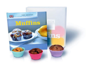 Super saftig und extrem vielseitig - das sind die kleinen amerikanischen Kuchen, die weltweit beliebt und kinderleicht zu backen sind. Dieses handliche Backbuch mit 9 bunten Muffin-Silikon-Förmchen in einer handlichen Box liefert 28 Rezepte für süße und herzhafte Muffins. Neben klassischen Schoko- oder Blaubeer-Muffins werden originelle Rezeptideen wie Zitrone-Mohn- oder Zimt-Ingwer-Muffins präsentiert. Das perfekte Geschenk für alle Backfans!