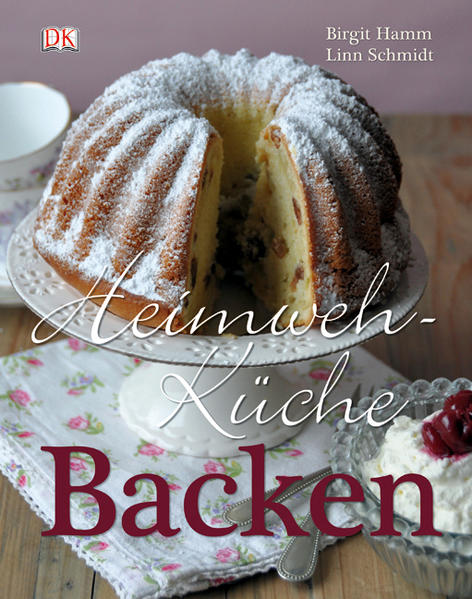 Bei Oma gab es - anders als heute - unter der Woche selten Kuchen. Doch schnelle und preisgünstige Rezepte kannte sie zuhauf. An Festtagen durfte es auch mal etwas Besonderes sein: Wer erinnert sich nicht an die Tortenschlacht mit Schwarzwälder und Buttercremetorte? Im Sommer veredelte sie das Obst aus dem Garten mit einem Teigmantel und zu Weihnachten duftete es im ganzen Haus nach Gewürzen für köstliche Plätzchen, Stollen oder Früchtebrot. Auch für Heimwehküche Backen, den Nachfolger des Erfolgstitels "Heimwehküche", reisten die Journalistinnen Birgit Hamm und Linn Schmidt wieder durch die ganze Republik, blätterten in unzähligen Rezeptbüchern und ließen sich von backbegeisterten Omas die Rezepte ihrer Lieblingstorten, -kuchen, -plätzchen sowie von Brotklassikern und deftigem Gebäck verraten. Herausgekommen sind 90 traditionelle Rezepte, die die Sehnsucht nach Kindheit stillen: von Rhabarber-Streuselkuchen, Schwarzwälder- Kirschtorte, Ausgezogenen, Elisenlebkuchen bis zu Pfälzer Flammkuchen oder Wallnussbrot. Dazu gibt es Tipps aus Omas Trickkiste, Grundrezepte für Teige und Cremes sowie praktische Ideen für die Restverwertung.